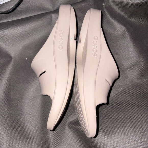 OOFOS Women's Sandals  beige size 8 - Picture 2 of 4